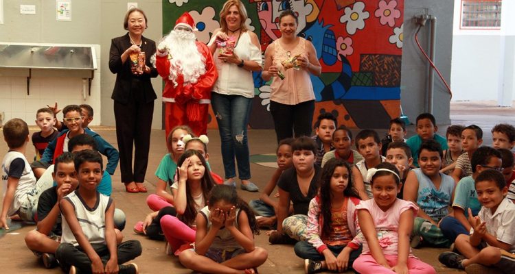 Crianças recebem barras de chocolate e choco snacks como forma de lembrança natalina. Fotos: Secom/Prefeitura