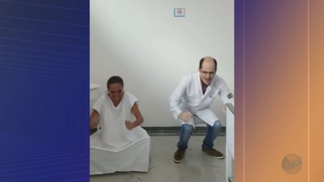 O médico Mário Orsi vai até o chão com a gestante Gabriela, horas antes do parto em Orlândia, SP (Foto: Arquivo pessoal/Divulgação).