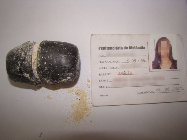 Mulher foi flagrada com invólucro de maconha escondido nas partes íntimas. (Foto: SAP/Divulgação)