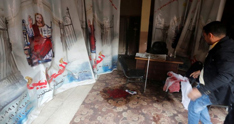 Chão ficou sujo de sangue após atirador atacar igreja copta em Helwan, no Cairo, nesta sexta-feira (29) (Foto: Amr Abdallah Dalsh/ Reuters).