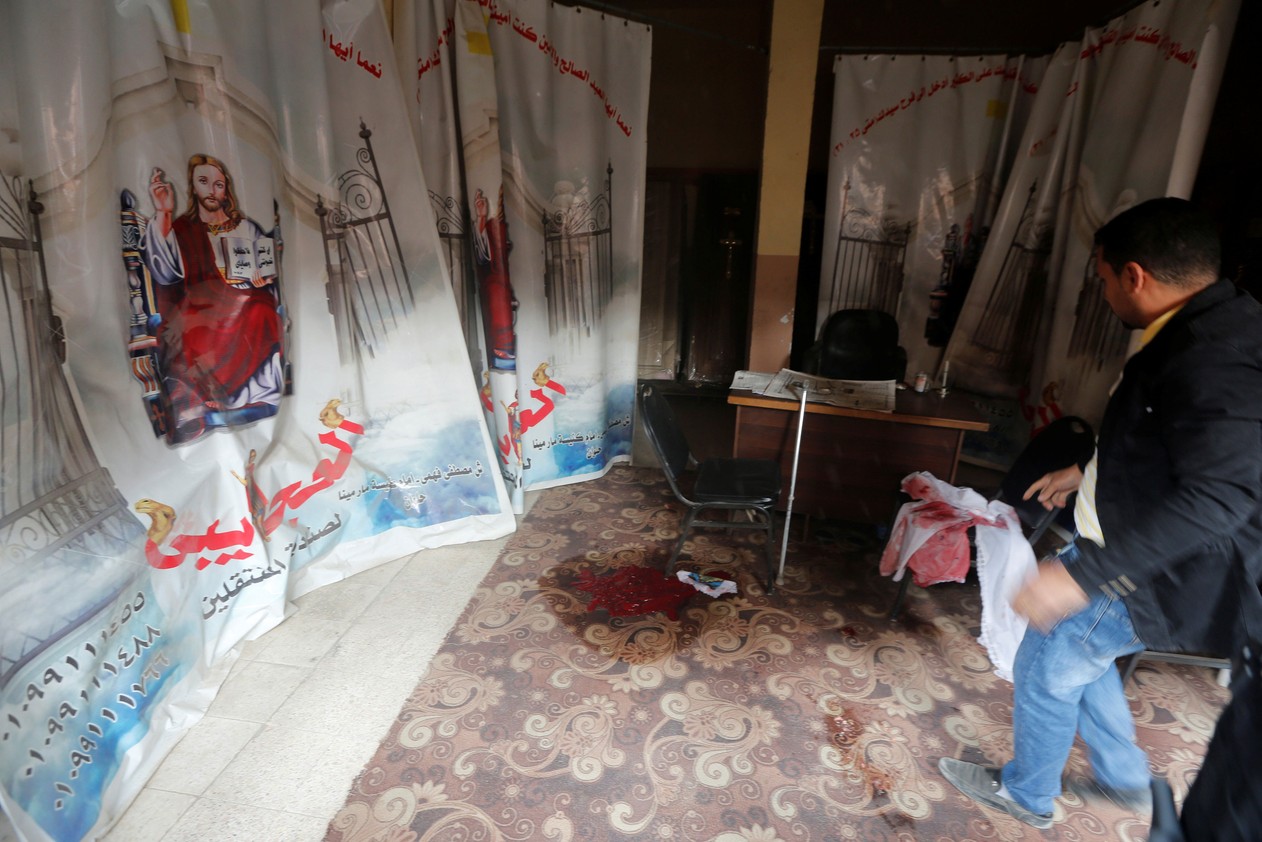 Chão ficou sujo de sangue após atirador atacar igreja copta em Helwan, no Cairo, nesta sexta-feira (29) (Foto: Amr Abdallah Dalsh/ Reuters).
