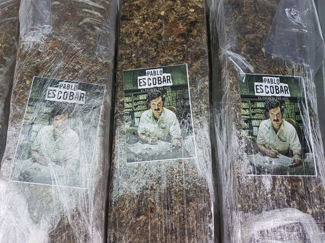 Drogas foram embaladas com fotos de Pablo Escobar (Foto: Divulgação/Polícia Rodoviária Federal).