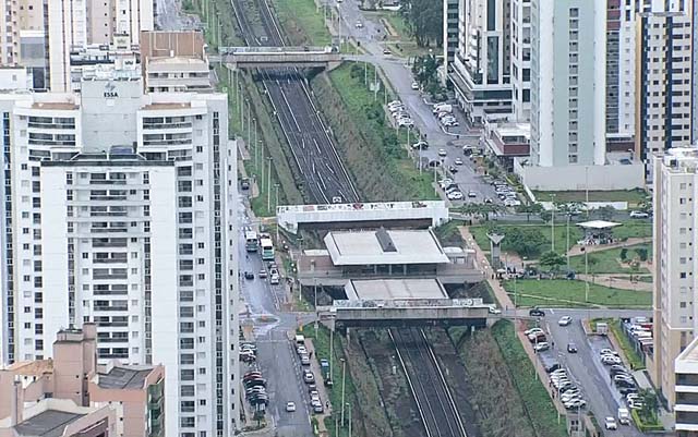 Estação de metrô em Águas Claras, no Distrito Federal, paralisada após homem morrer atropelado (Foto: TV Globo/Reprodução).