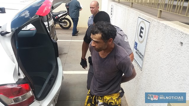 Morador de rua que fugiu do DP investiu contra PM ao ser descoberto novamente e derrubou moto da PM. Foi preciso dar um tiro para contê-lo. Foto: MANOEL MESSIAS/Agência