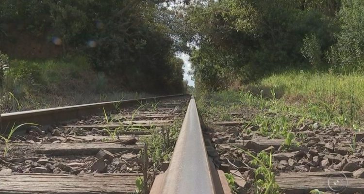 Menino foi encontrado em um bairro da zona rural de Botucatu, a cerca de 100 km de onde teria embarcado em Bauru (Foto: Reprodução / TV TEM ).