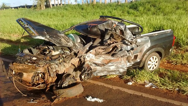 Carro ficou destruído com a forte colisão (Foto: Divulgação/ Polícia Rodoviária )