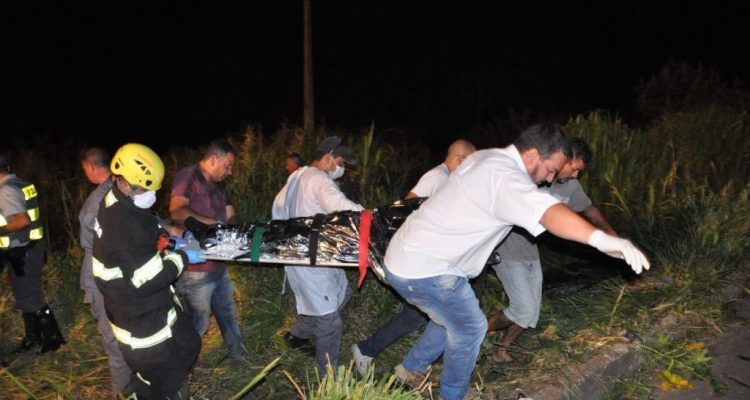 Equipe de resgate remove vítima morta em acidente (Fotos: site da Metropolefm/ Reprodução)