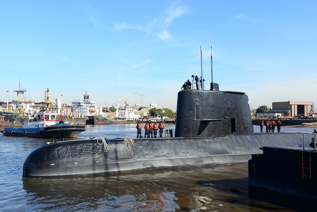 Submarino militar argentino ARA San Juan é visto deixando o porto de Buenos Aires em imagem de arquivo (Foto: Armada Argentina/Handout via Reuters).
