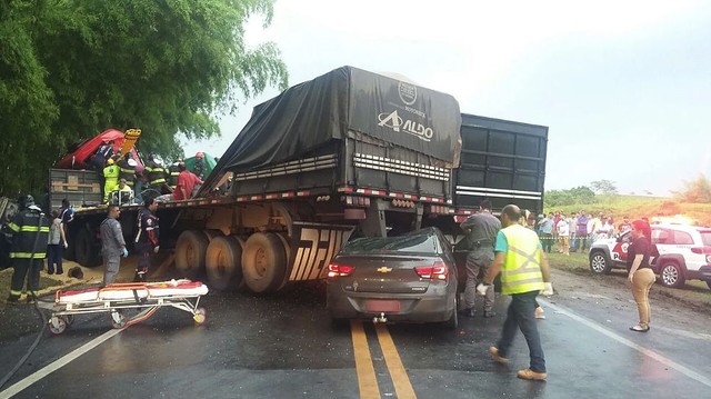 Acidente com carretas e carro deixa um morto em Echaporã (Foto: Jornal do Povo/Divulgação).