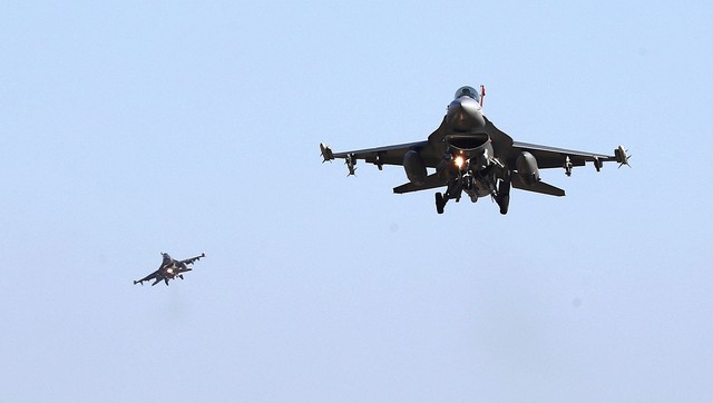 Americano Air Force F-16 sobrevoa base aérea Osan Air, em Pyeongtaek, na Coreia do Sul, nesta segunda-feira (4) (Foto: Oh Jang-hwan/News1 via Reuters).