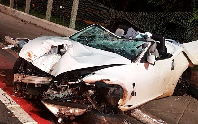 Carro esportivo de luxo ficou destruído em acidente no Taquaral,e m Campinas, na madrugada de Natal (Foto: Reprodução/EPTV).