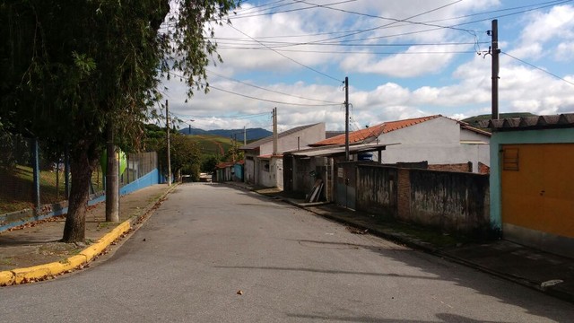 Soldador assistia a fogos de casa do sogro, no Jardim São Pedro, em Mogi das Cruzes, quando foi atingido por bala (Foto: Cristina Requena/G1).