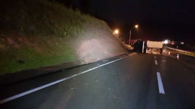 Caminhoneiro morreu após bater em um barranco na rodovia Régis Bittencourt (Foto: Divulgação/Polícia Rodoviária Federal).