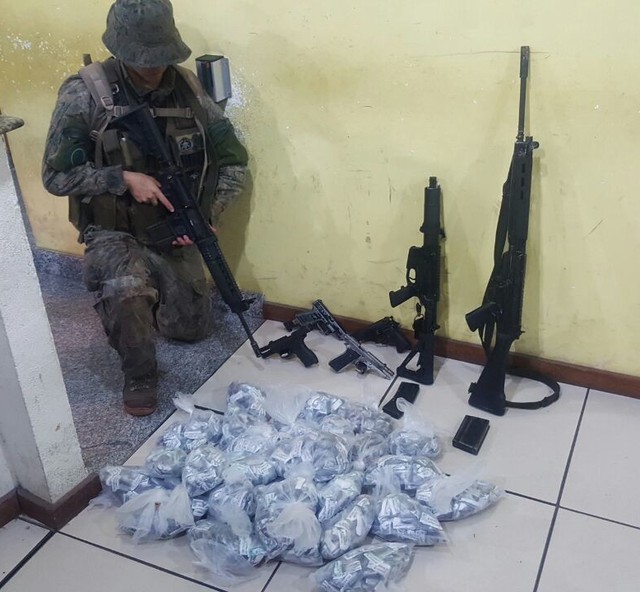 Dois fuzis, armas e drogas foram apreendidos na operação em Angra (Foto: Divulgação/Polícia Militar).