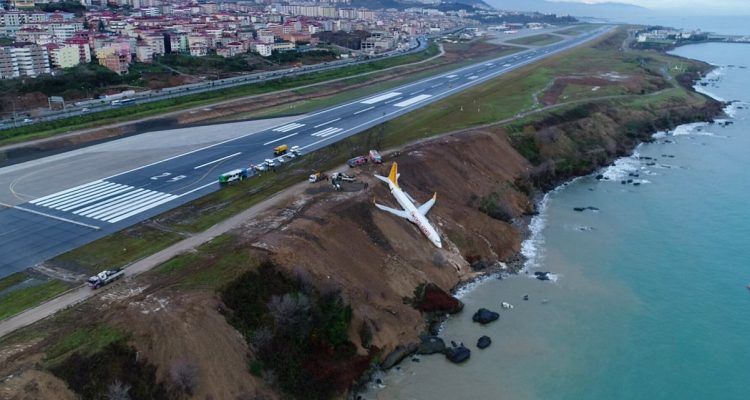 Avião derrapou da pista e parou no barranco à beira mar (Foto: Ihlas News Agency).