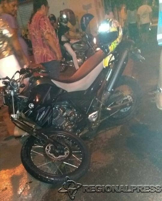 Motocicleta ficou com a frente destruída. (Colaboração/WhatsApp)