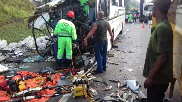 Acidente entre caminhão e ônibus acontece na Régis Bittencourt, em Miracatu (Foto: Divulgação/Polícia Rodoviária Federal).