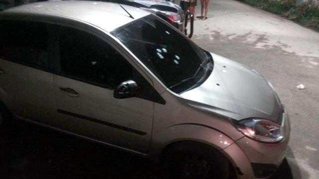 Um pessoa foi achada morta dentro de um veículo estacionado no local da chacina (Foto: Facebook/Reprodução)