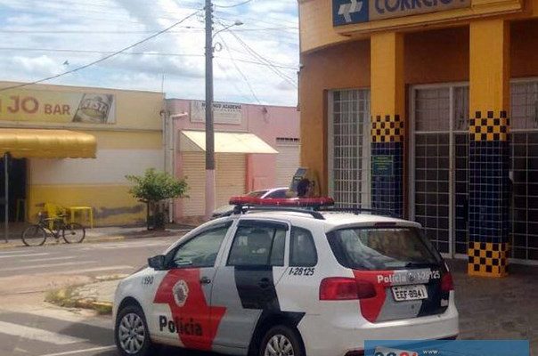 Polícia Militar foi até a agência dos Correios de Castilho em busca de informações e pistas dos autores do roubo. Foto: DIVULGAÇÃO