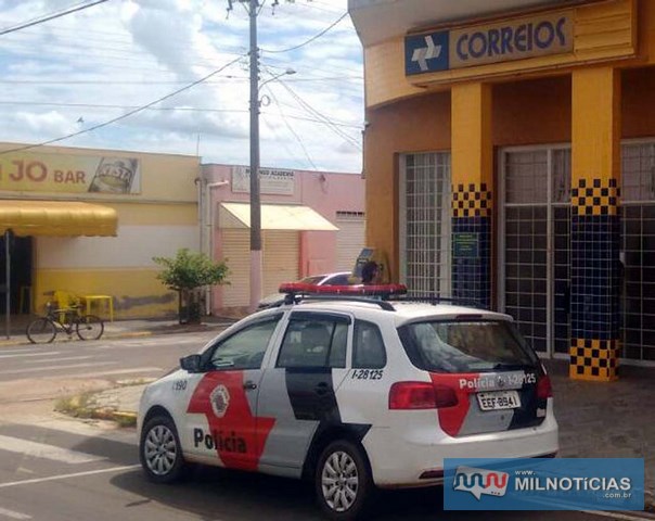 Polícia Militar foi até a agência dos Correios de Castilho em busca de informações e pistas dos autores do roubo. Foto: DIVULGAÇÃO
