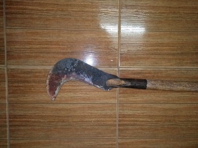 Foice usada na ação foi apreendida na casa do suspeito em Iaras (Foto: Polícia Militar/Divulgação).