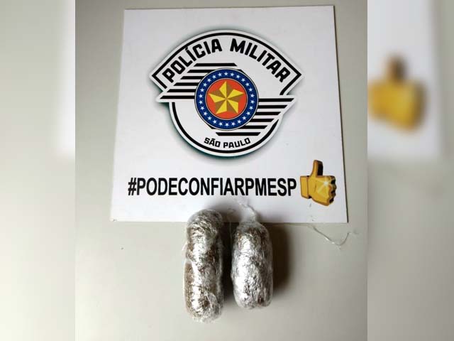 Foram localizados introduzidos no ânus da acusada dois invólucros de maconha, totalizando 114 gramas. Foto: DIVULGAÇÃO/PM