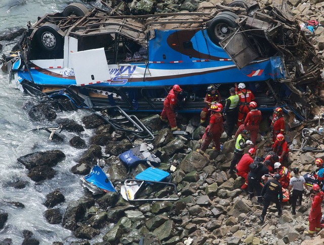 Ônibus cai de penhasco em Pasamayo, Peru (Foto: ANDINA/Vidal Tarqui).