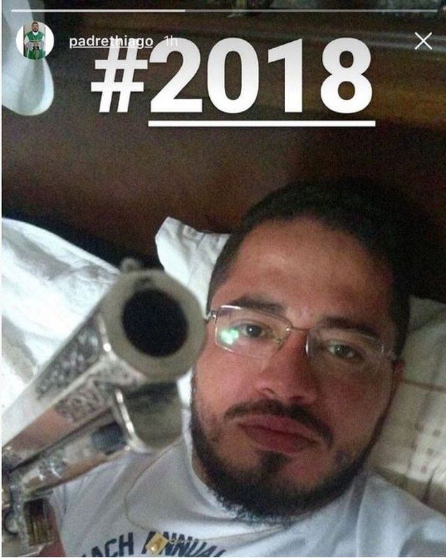 Padre Thiago Bruno com arma em foto publicada na internet (Foto: Reprodução).
