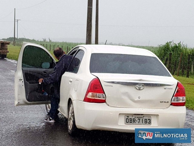 O choque provocou pequenos amassamentos na tampa do porta malas traseiro do Etios. Foto: DIVULGAÇÃO
