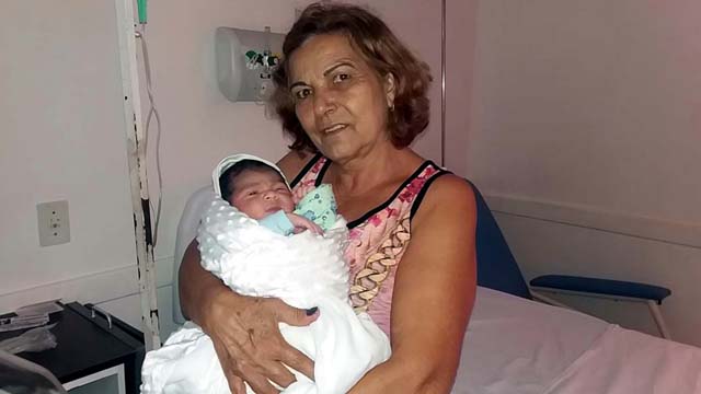 Vovó Tereza segura com orgulho o sétimo netinho. Foto: Manoel Messias/Agência