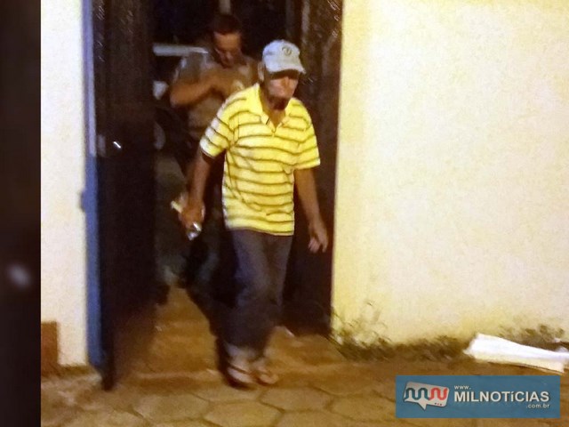 Idoso de 81 anos é encaminhado ao plantão policial para registro da ocorrência de roubo. Foto: MANOEL MESSIAS/Agência