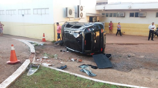 Carro desgovernado atingiu grupo que aguardava atendimento em pátio de policlínica em Cuiabá; idoso morreu (Foto: Polícia Civil de MT/Assessoria).