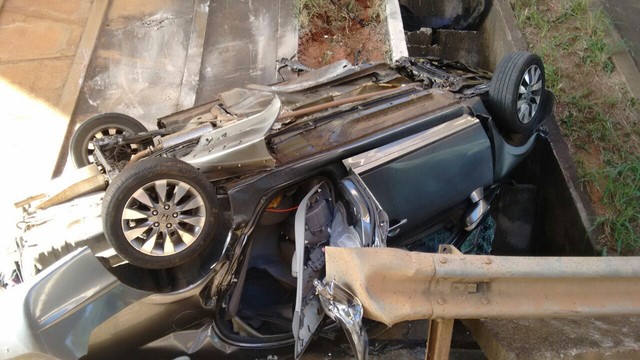 Carro de jovem de 24 anos ficou completamente destruído em acidente em Piracicaba (Foto: Edijan Del Santo/EPTV).