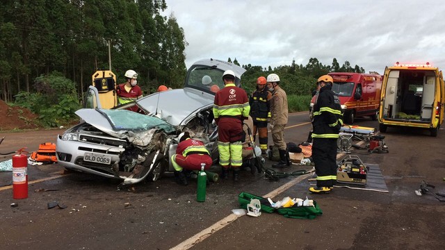 Vítimas são socorridas (Foto: Bruno Axelson/ TV Morena).