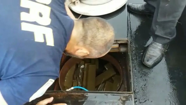 Policiais abrem carroceria de caminhão tanque e encontram tabletes de maconha em MS (Foto: PRF/Divulgação).