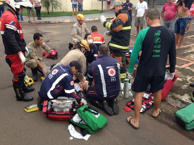 Passageira da moto foi reanimada após massagem em MS (Foto: Osvaldo Nóbrega/TV Morena).