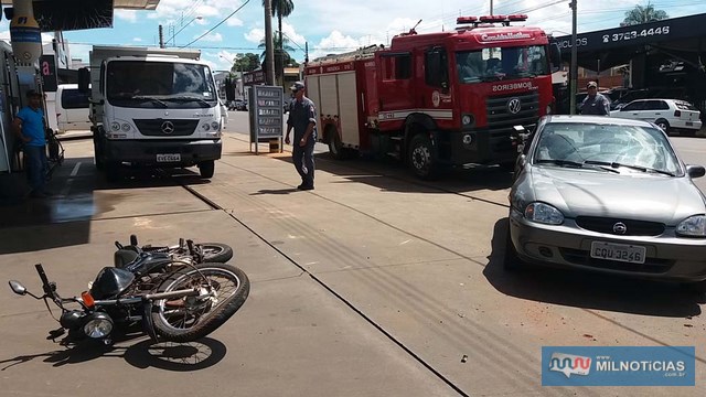 Ficou a dúvida se o piloto da moto iria ultrapassar o Corsa pela direita ou se o motorista do automóvel entrava no posto de gasolina sem sinalizar para tal. Foto: MANOEL MESSIAS/Agência