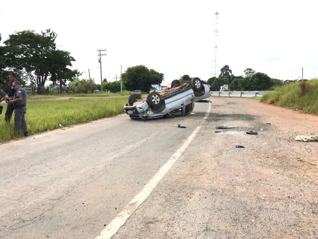 Carro dos criminosos capotou durante a fuga em Capela do Alto (Foto: Mayara Corrêa/G1).