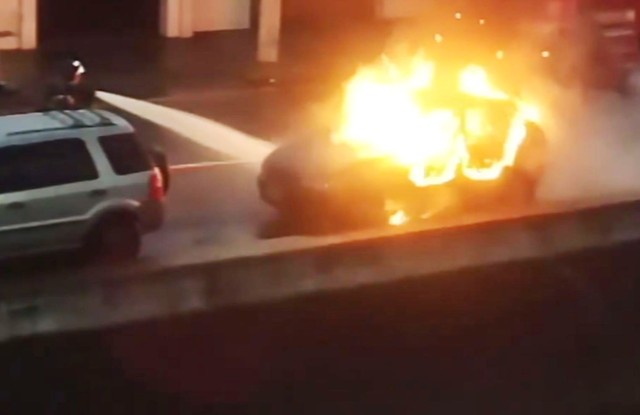 Bombeiros tentaram controlar incêndio em carro em Santos (Foto: Reprodução).