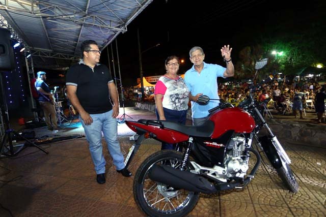 Na opinião da Prefeita Fátima as duas motos sorteadas contribuíram para aumentar a arrecadação de impostos. Foto: Assessoria de Comunicação