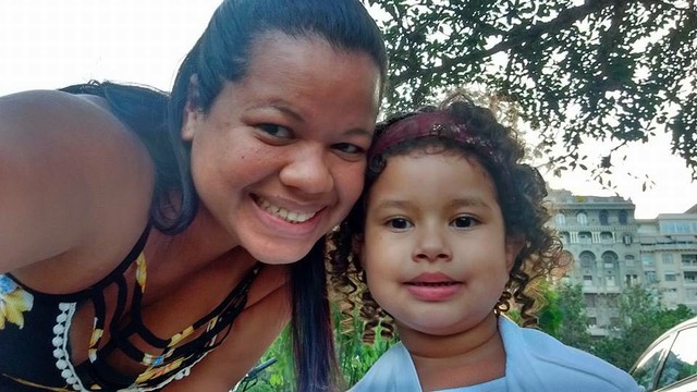 A dona de casa Teresa Kelma Oliveira, de 37 anos, está fora do mercado de trabalho há 3 anos para cuidar da filha e da avó (Foto: Arquivo pessoal)