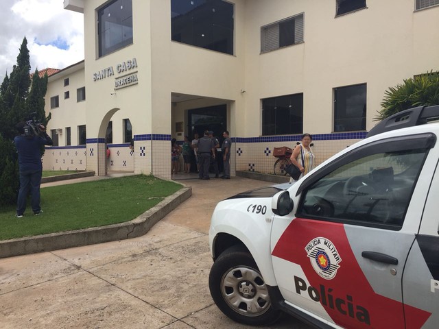 Mãe e filho foram socorridos inicialmente para a Santa Casa de Dracena (Foto: Mariane Santos/TV Fronteira).