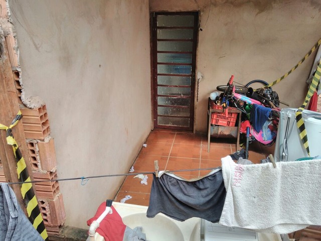 No local onde homem foi morto, ficaram as fitas de isolamento colocada pela polícia e roupas da rotina da casa (Foto: Emerson Arce/ TV Morena).