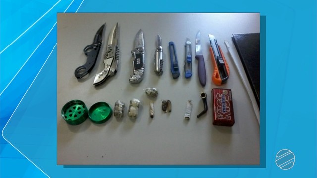 Estiletes, facas e drogas apreendidas em escola de MS (Foto: Reprodução/ TV Morena).