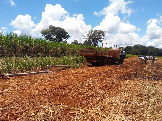 Caminhão derrubou poste na zona rural de Ituverava e motorista foi eletrocutado (Foto: Divulgação/Polícia Militar)