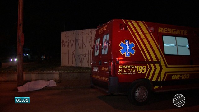 Homem foi morto na calçada do bairro em MS (Foto: Reprodução/ TV Morena).
