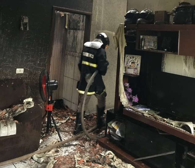Incêndio destruiu casa e matou mulher e criança, em Naviraí, em MS (Foto: Polícia Civil/ Divulgação).