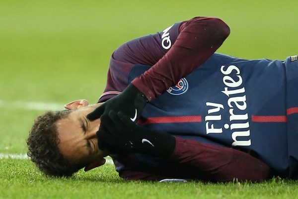 Neymar chora após lesão em campo (Foto: Reuters).