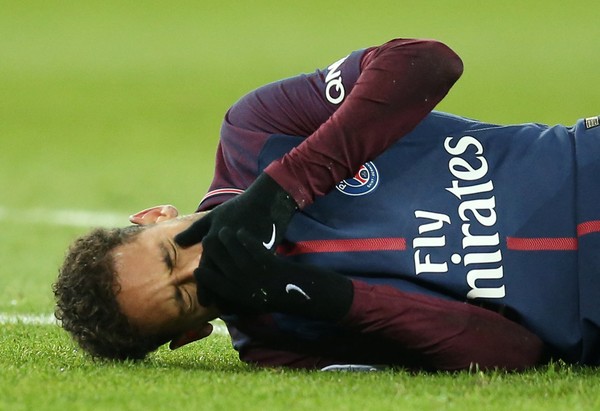 Neymar chora após lesão em campo (Foto: Reuters).