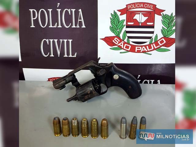Foram apreendidos um revólver calibre .38mm, três munições do mesmo calibre, além de outras seis de calibre 45. Foto: DIVULGAÇÃO